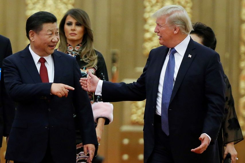 El presidente Donald&nbsp;Trump&nbsp;(der.), y su esposa, Melania (cen.), asisten a una cena de gala ofrecida por su homólogo chino Xi Jinping (izq.), en el Gran Palacio del Pueblo en Pekín, China, el 9 de noviembre de 2017.&nbsp;