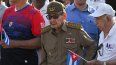 El dictador cubano, Raúl Castro (centro), y el exvicepresidente José Ramón Machado Ventura (derecha), asisten a un mitín del Primero de Mayo en conmemoración del Día Internacional de los Trabajadores en La Habana el 1 de mayo de 2026.
