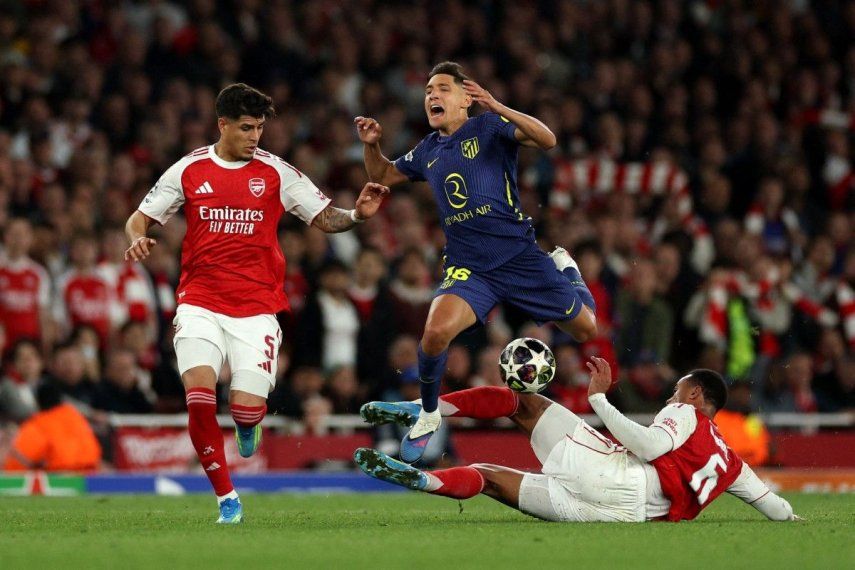 El defensa argentino del Atlético de Madrid, Nahuel Molina (número 16), es derribado por el defensa brasileño del Arsenal, Gabriel Magalhaes (número 6), durante el partido de vuelta de las semifinales de la Liga de Campeones de la UEFA entre el Arsenal y el Atlético de Madrid en el Emirates Stadium, al norte de Londres, el 5 de mayo de 2026.