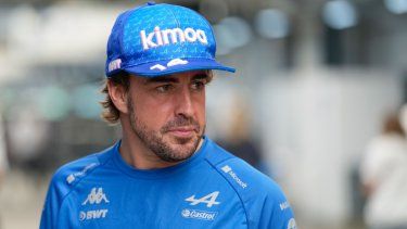 El expiloto de Alpine, Fernando Alonso, en el paddock previo al Gran Premio de Brasil en el circuito de Interlagos, el jueves 10 de noviembre de 2022.