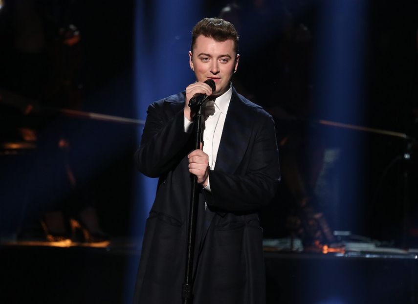 Sam Smith canta durante su actuación en los American Music Awards. (AP)