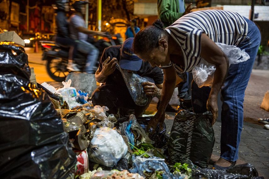 La profunda crisis que aqueja a Venezuela ha traído como consecuencia escasez y hambre, y ha llevado a familias enteras a buscar restos de alimentos en los basureros de Caracas.