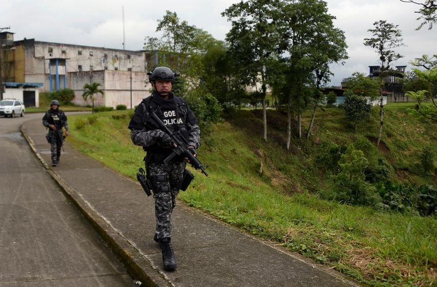 Fuerzas de seguridad en Ecuador hacen guardia.