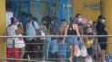 Con máscaras como precaución contra la propagación del nuevo coronavirus, la gente hace cola en la entrada de una tienda estatal de dólares en La Habana, Cuba. Con máscaras como precaución contra la propagación del nuevo coronavirus, la gente hace cola en la entrada de una tienda estatal de dólares en La Habana, Cuba.