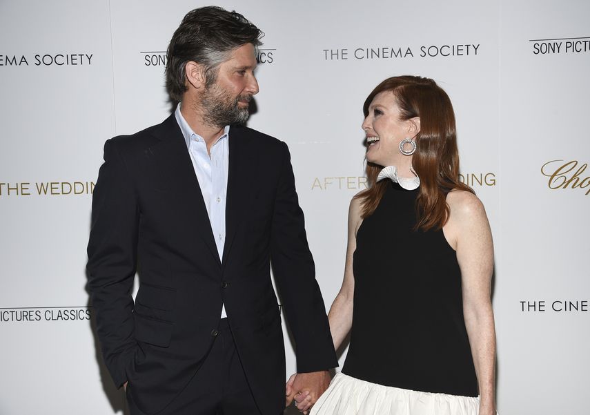 El director Bart  Freundlich, izquierda, y su esposa la actriz Julianne Moore en una  función especial de After the Wedding en Nueva York.&nbsp;