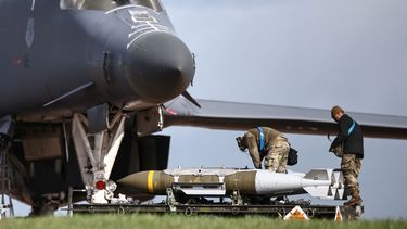 Soldados estadounidenses preparan las municiones para un bombardero de EEUU en Medio Oriente.