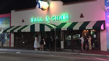 Vista parcial de la fachada de un local comercial en Calle 8.