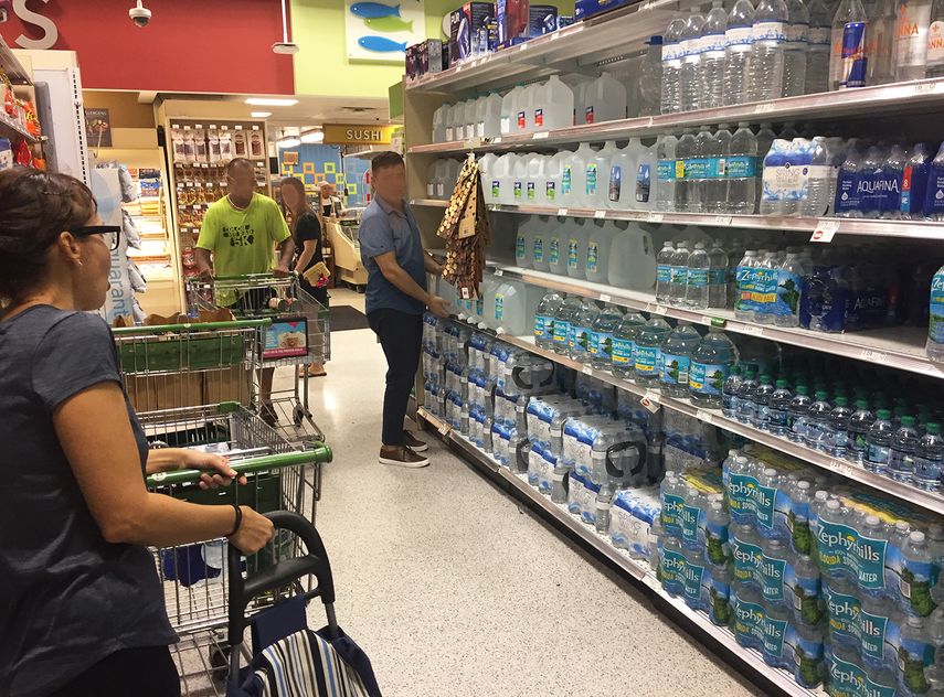 Miamenses acuden a supermercados en busca de agua y víveres para afrontar cualquier escasez en caso de que el huracán Dorian azote la ciudad.