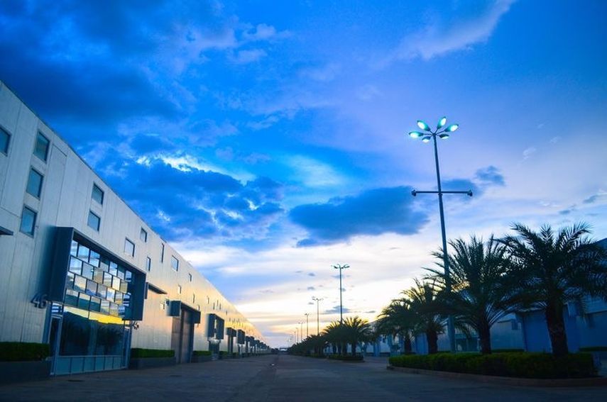 En Aerocentro Parque Industrial, hemos materializado este concepto situándonos en un punto neurálgico: estamos a solo cinco minutos del Aeropuerto Internacional José Antonio Anzoátegui, a 10 minutos del Puerto Internacional de Guanta y a cuatro horas de Caracas