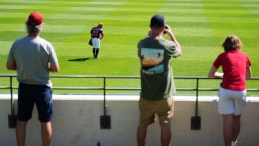 José Altuve #27 de los Astros de Houston observa desde el jardín izquierdo durante la quinta entrada contra los Cardenales de San Luis en un juego de pretemporada en el CACTI Park de Palm Beaches el 28 de febrero de 2025 en West Palm Beach, Florida.&nbsp;