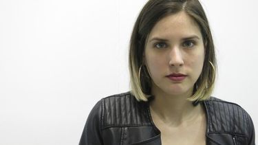 La escritora chilena Paulina Flores posa durante la Feria Internacional del Libro de Guadalajara en Guadalajara, Mexico, el 28 de noviembre de 2016. Flores retrata las condiciones laborales deplorables de algunos barcos pesqueros asiáticos en alta mar en Isla Decepción, la historia de un prófugo de uno de estos barcos llegado a Chile.&nbsp;