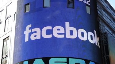 Logotipo de Facebook proyectado en una pantalla gigante en Nueva York.