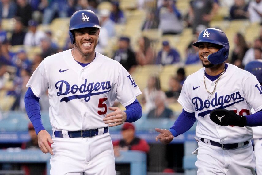 Freddie Freeman y Mookie Betts, de los Dodgers de Los Ángeles, ríen tras anotar ante los Diamondbacks de Arizona el 17 de mayo de 2022.