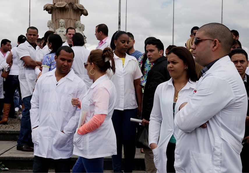 Centenares de galenos cubanos han desertado de las misiones médicas fuera de la isla.