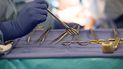 Instrumentos quirúrgicos son utilizados durante un trasplante de órganos en un hospital en Washington el 28 de junio del 2016.