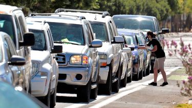 Personas hacen fila en sus veh&iacute;culos para someterse a una prueba de COVID-19 en un centro de pruebas organizado por la organizaci&oacute;n de justicia para los migrantes Puente Movement, el s&aacute;bado 20 de junio de 2020, en Phoenix.&nbsp;