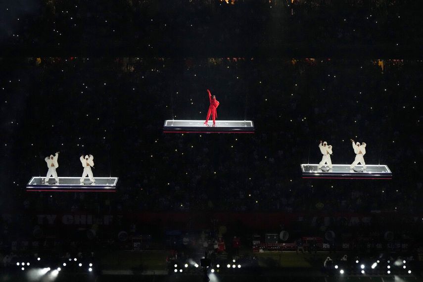 Rihanna durante su presentación en el espectáculo de medio tiempo del Super Bowl 57 de la NFL entre los Chiefs de Kansas City y los Eagles de Filadelfia, el domingo 12 de febrero de 2023, en Glendale, Arizona.