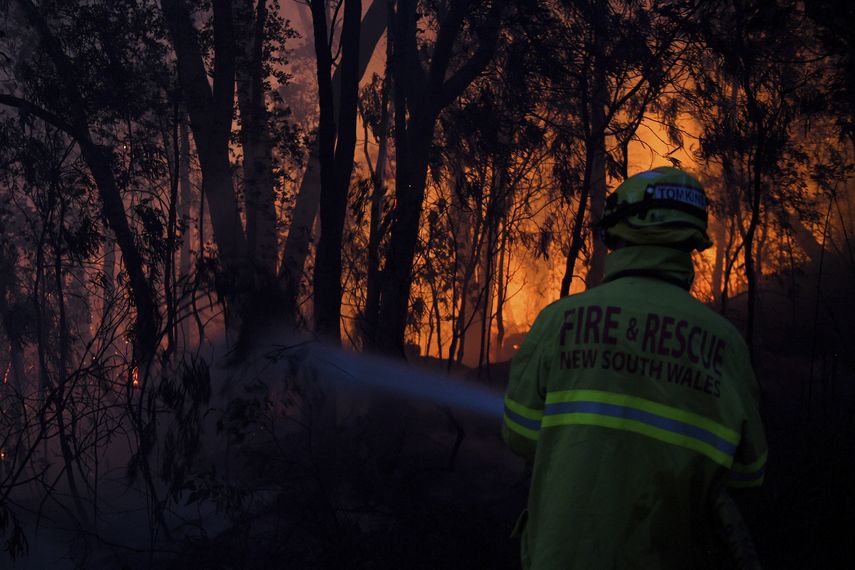 Bomberos combaten un incendio forestal en Woodford, Nueva Gales del Sur, el viernes 8 de noviembre de 2019.&nbsp;