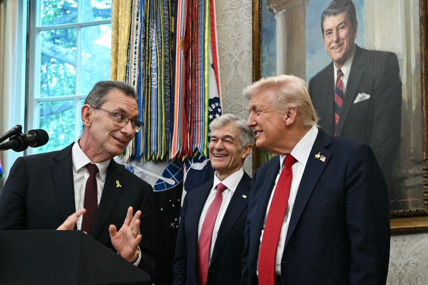 El presidente de Estados Unidos Donald J. Trump dialoga con el presidente ejecutivo de Pfizer Albert Bourla.