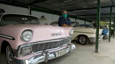 Julio &Aacute;lvarez posa para una foto con sus autom&oacute;viles americanos antiguos que los turistas usan para pasear por La Habana, Cuba, el viernes 24 de abril de 2020. Como s&oacute;lo se permiten actividades esenciales por la cuarentena para contener la propagaci&oacute;n del nuevo coronavirus, los autos de &Aacute;lvarez est&aacute;n estacionados, los turistas han desaparecido y sus conductores permanecen en casa.