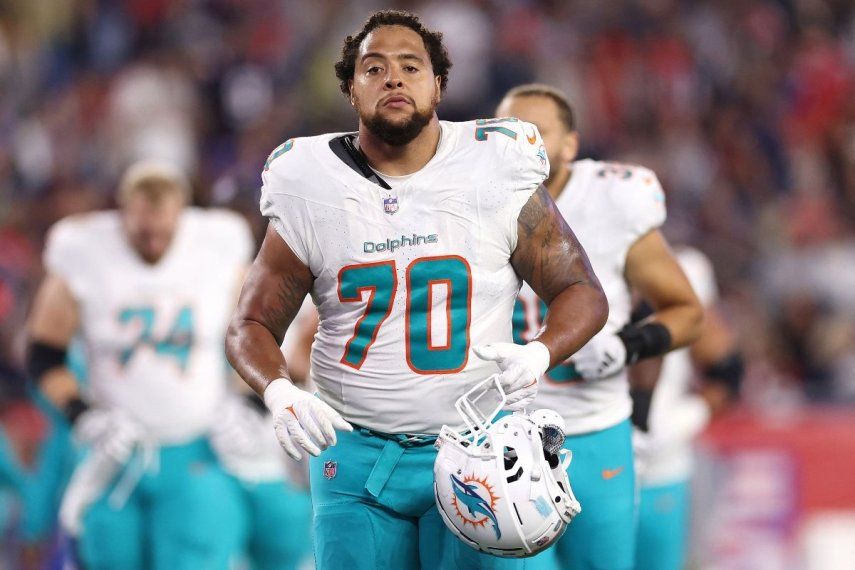 El jugador Kendall Lamm, de los Dolphins de Miami, sale del campo durante un partido contra los Patriots de Nueva Inglaterra, el 17 de septiembre de 2023.