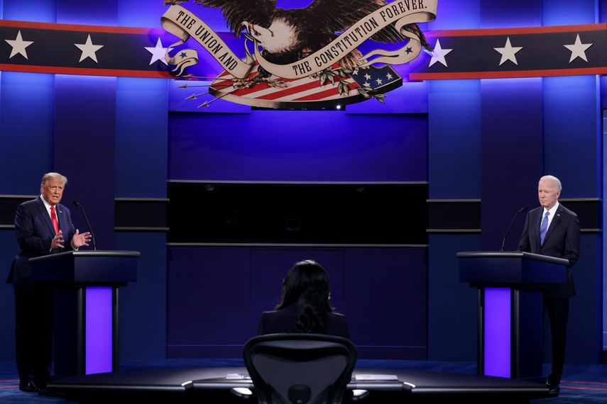 El presidente estadounidense Donald Trump (izq.) y el candidato presidencial demócrata y exvicepresidente Joe Biden participan en el debate presidencial final en la Universidad de Belmont en Nashville, Tennessee, el 22 de octubre de 2020.