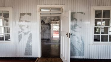 Esta foto de archivo tomada el 28 de septiembre de 2019 muestra la residencia original y museo de Mahatma Gandhi Sarvodaya, que fue reconstruida e inaugurada oficialmente por el expresidente Thabo Mbeki el 2 de febrero de 2010 después de que la estructura original fuera destruida en agosto de 1985 por la violencia del apartheid.