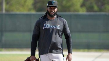 El dominicano Johnny Cueto, de los Marlins de Miami, camina durante un entrenamiento de pretemporada, el domingo 19 de febrero de 2023, en Júpiter, Florida.