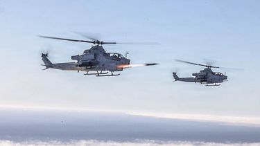 Helicópteros de ataque de Estados Unidos con misiles aire-superficie guiados con precisión.