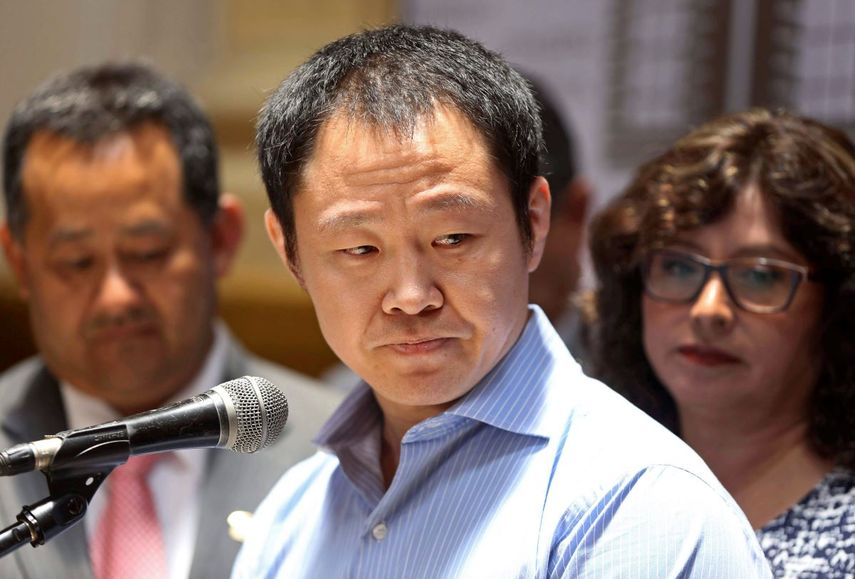 El congresista Kenji Fujimori habla ante la prensa sobre su expulsión, liderada por su hermana Keiko, del partido político leal a su padre, el expresidente Alberto Fujimori, en el Palacio Legislativo en Lima, Perú, el 31 de enero de 2018.