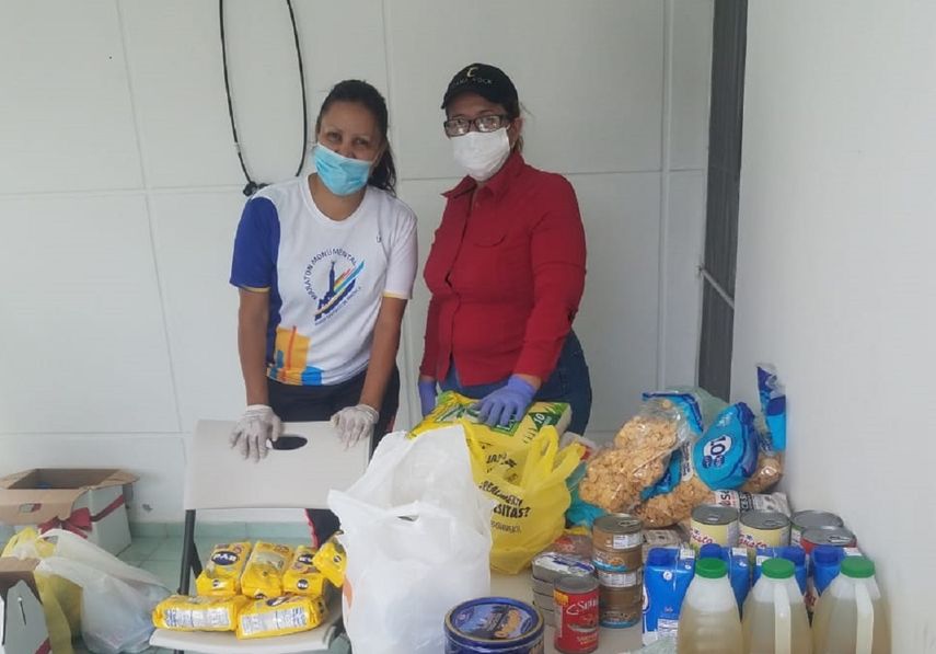 En la gr&aacute;fica se observa a la presidenta de AVES, adjunto a parte de su equipo mientras acomodan algunas de las donaciones para familias venezolanas afectadas por la crisis sanitaria.