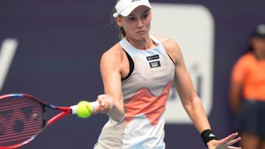 Elena Rybakina, de Kazajistán, regresa una bola en el duelo de cuartos de final del Abierto de Miami ante la italiana Martina Trevisan, el martes 28 de marzo del 2023.&nbsp;