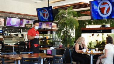 Camero lleva un desayuno a sus clientes.&nbsp;