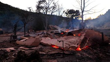 Construcciones destruidas por las llamas en el condado de Mendocino, en Lakeport,&nbsp;California.