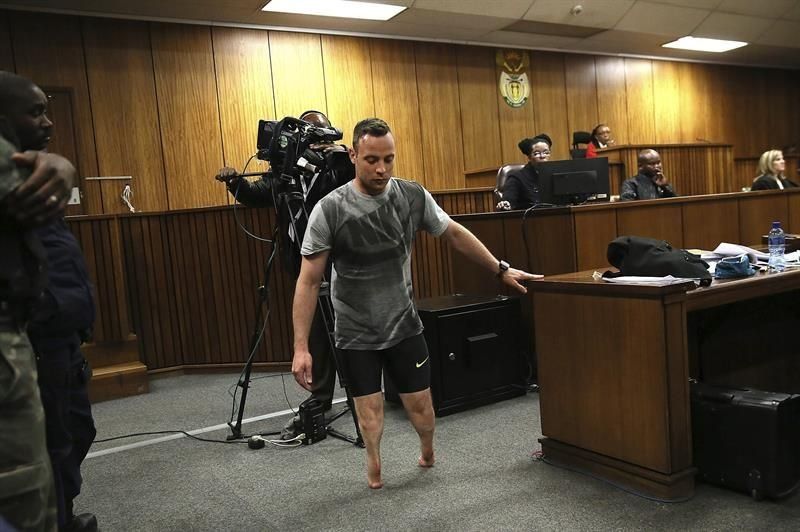 El atleta paralímpico Oscar&nbsp;Pistorius&nbsp;camina sin sus prótesis en la sala del Tribunal Superior de Pretoria durante la tercera jornada de la vista que decidirá la pena de cárcel del atleta hallado culpable de asesinato (EFE)