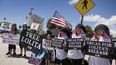 Varios manifestantes protestan junto al Seaquarium de Miami para pedir que liberen a la orca Lolita en Miami, Estados Unidos.&nbsp;
