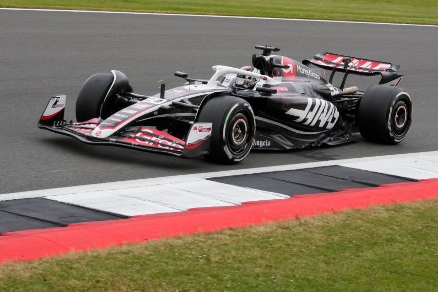 El piloto británico de Haas, Oliver Bearman, conduce su auto durante la primera práctica libre en el autódromo de Silverstone, Inglaterra, el viernes 5 de julio de 2024.