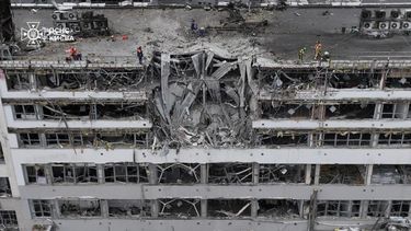 Esta fotografía tomada y difundida por el Servicio Estatal de Emergencia de Ucrania el 6 de abril de 2025 muestra a rescatistas ucranianos trabajando en la parte superior de un edificio de varios pisos dañado luego de un ataque con misiles rusos en Kiev en medio de la invasión rusa de Ucrania.