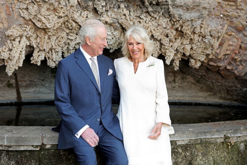 En esta fotografía, tomada y difundida por el Palacio de Buckingham el 7 de abril de 2025, el rey Carlos III y la reina Camila posan para un retrato en Villa Wolkonsky, Roma, Italia.
