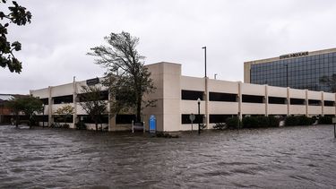Vista de un parqueo inundado en el&nbsp;downtown de Pensacola, Florida, el 16 de septiembre de 2020, tras el paso del hurac&aacute;n Sally.