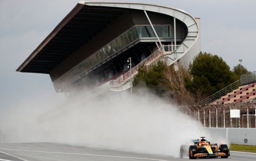 En foto del 25 de febrero del 2023, el australiano Daniel Ricciardo maneja un monoplaza en las pruebas de la F1 en la pista de Cataluña.
