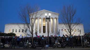 Vista de una manifestación en oposición a la política de&nbsp;inmigración&nbsp;del presidente Trump, frente a la Corte Suprema en Washington.