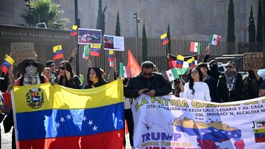 Miembros de organizaciones sociales protestan contra la operación militar estadounidense en Venezuela frente a la embajada de Estados Unidos en la Ciudad de México el 3 de enero de 2026. Miembros de organizaciones sociales protestan contra la operación militar estadounidense en Venezuela frente a la embajada de Estados Unidos en la Ciudad de México el 3 de enero de 2026.