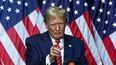 El expresidente Donald Trump habla a miles de seguidores luego de su triunfo en Georgia.