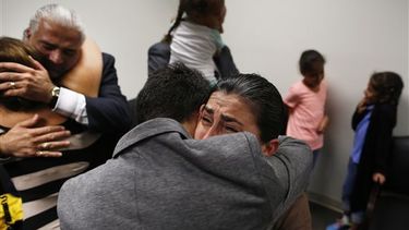 La madre de Christian Aguilar abraza a su hijo Alex en el salón de la corte de Alachua County después de saber que Pedro Bravo fue hallado culpable ( Foto AP)