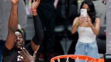 El pivot del Heat de Miami Bam Adebayo lanza el tiro ganador mientras lo defiende el alero de los Nets de Brooklyn Jeff Green en el encuentro del domingo 18 de abril del 2021