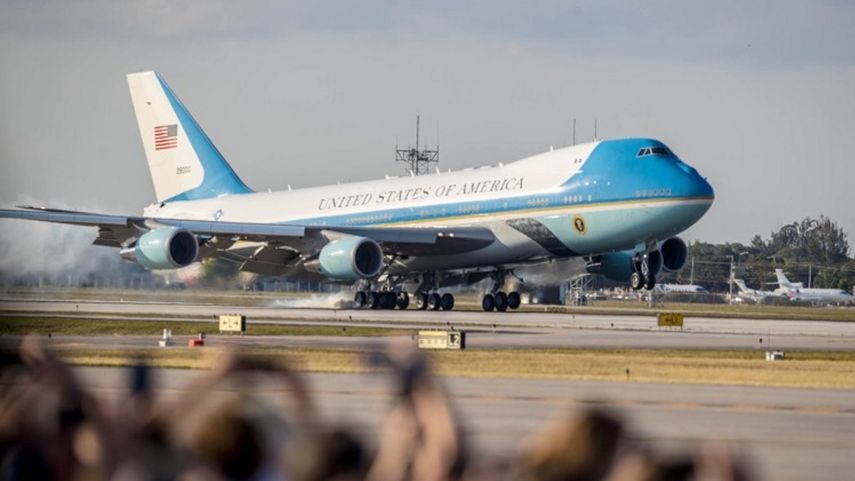 El avión presidencial es visto a su llegada a Palm Beach, Florida, el 3 de febrero de 2017.