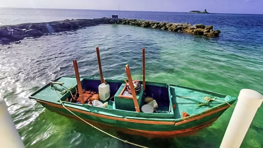 Embarcación en la que se movilizaban seis cubanos detenidos en Sombrero Beach, en los Cayos de Florida.