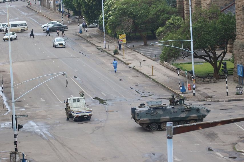 Un tanque bloquea la calle que da acceso al Parlamento en Harare, la capital de Zimbabue, este 15 de noviembre de 2017.&nbsp;