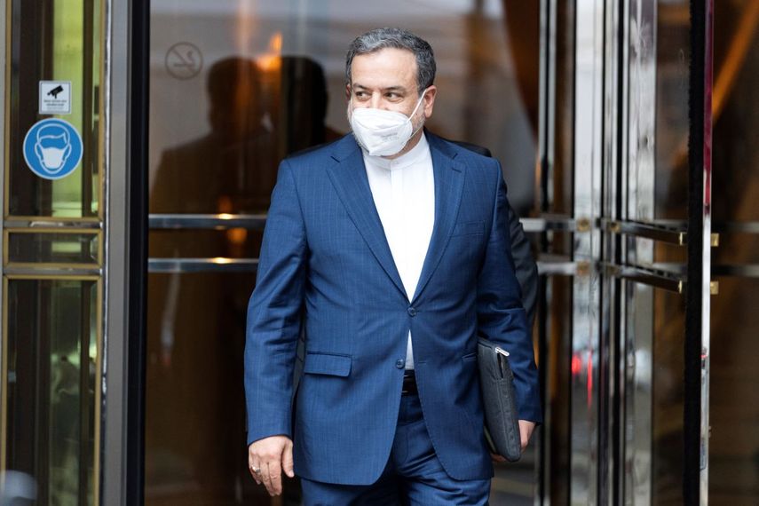 El vicecanciller iraní Abbas Araghchi, de la comitiva de Irán que negocia el acuerdo nuclear internacional, saliendo del Grand Hotel Vienna donde se llevan a cabo las consultas, en Viena, Austria.
